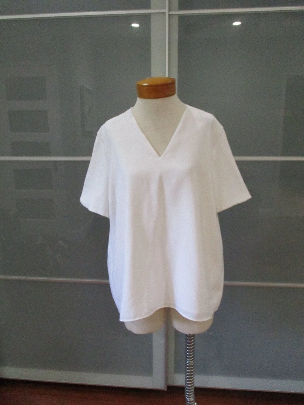 Tiffany & Co. Wardrobe Short Sleeve V-Neck White Blouse Size 16